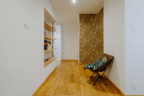 マンションリノベーション、湘南リフォーム、玄関ホール、アクセントクロス、ウィリアムモリス