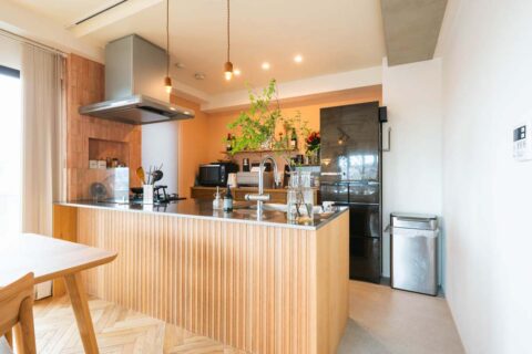 マンションリノベーション、フィールドガレージ(FIELDGARAGE)、リブパネル、オープンキッチン、フラットカウンター