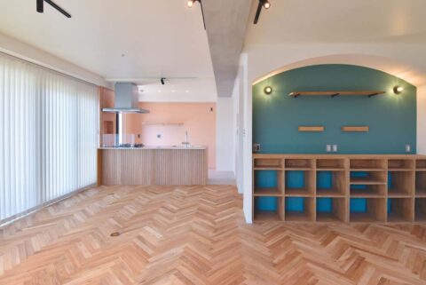 マンションリノベーション、フィールドガレージ(FIELDGARAGE)、ピンク壁、グリーン壁、ヘリンボーン
