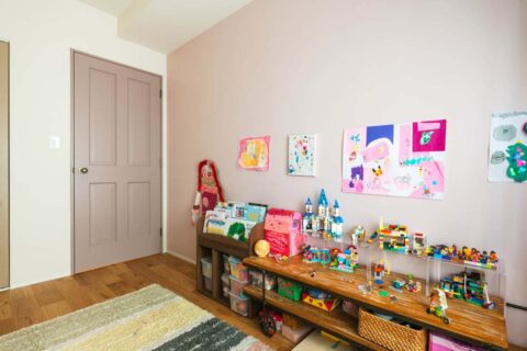 マンションリノベーション、フィールドガレージ(FIELDGARAGE)、子ども部屋、アクセントクロス、ピンク