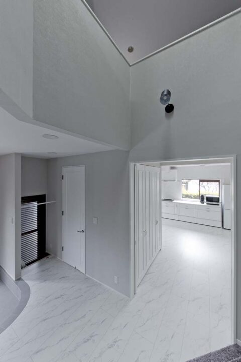 戸建てリノベーション、GLADDEN(グラデン)、大理石調フローリング、モールディング、グレー壁