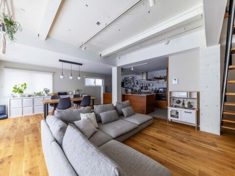 戸建てリノベーション、空間社、L型ソファ、壁面収納、RC造