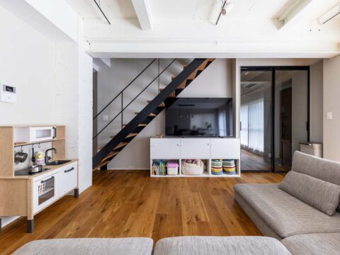 戸建てリノベーション、空間社、ささら階段、リビング階段、ガラス戸