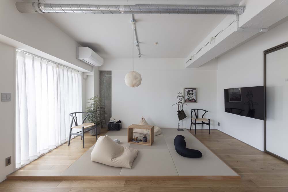 マンションリノベーション、KULABO(クラボ)、躯体現し、リビング、縁なし畳