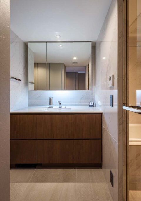 マンションリノベーション、スタイル イズ スティル リビング、造作洗面台、ウォルナット、収納三面鏡