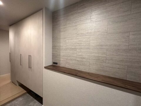 マンションリノベーション、リノベーション東京、玄関収納、グレータイル、大型収納