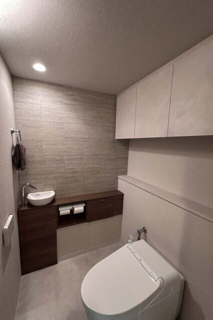 マンションリノベーション、リノベーション東京、トイレ手洗い器、トイレ収納、グレー