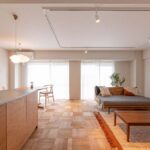 「ATTIC Renovation（アティックリノベーション）」の「念願のパーケットフローリングを実現。料理を楽しめるオープンキッチンも」