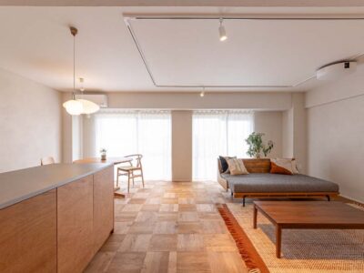「ATTIC Renovation（アティックリノベーション）」の「念願のパーケットフローリングを実現。料理を楽しめるオープンキッチンも」