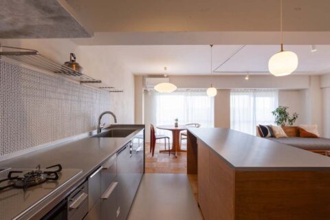 マンションリノベーション、ATTIC Renovation、造作収納、ダイノックシート、フロアタイル、キッチン