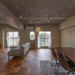 「ATTIC Renovation（アティックリノベーション）」の「ふかし壁でノイズを抑えて柔らかなニュアンスを。パーケットフローリングが映える家」