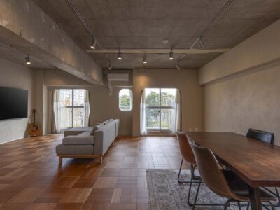 「ATTIC Renovation（アティックリノベーション）」の「ふかし壁でノイズを抑えて柔らかなニュアンスを。パーケットフローリングが映える家」