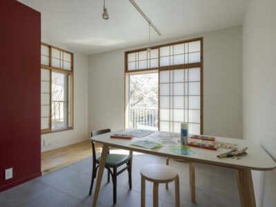 「+Marchitects(プラスエム・アーキテクツ)」の「ライフスタイルの変化に合わせて2回に分けてリノベ。小屋と庭のつながりが人と人を結ぶ」