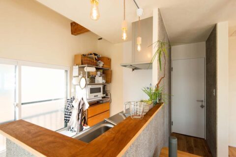 戸建てリノベーション、しあわせな家、ラーチ合板、カウンター