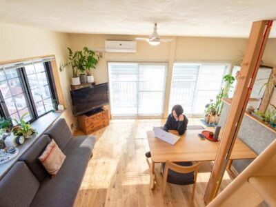 「しあわせな家」の「内装の90％をDIY！リノベ会社と二人三脚で完成させたアトリエのある住まい」