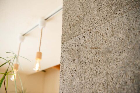 戸建てリノベーション、しあわせな家、木毛セメント板、キッチン