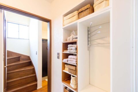 戸建てリノベーション、しあわせな家、造作収納棚