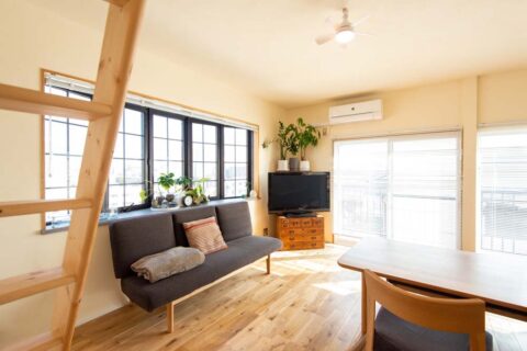 戸建てリノベーション、しあわせな家、リビング、漆喰、出窓