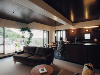 「アズ建設」の「「ホテルと住宅の間」をイメージしてリノベ。45㎡超のルーフバルコニーで外遊びも楽しめる家」