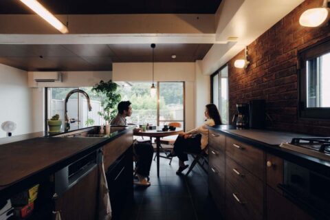 マンションリノベーション、アズ建設、造作キッチン、バーチ材、人造大理石