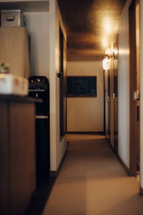 マンションリノベーション、アズ建設、廊下、ヴィンテージ照明器具