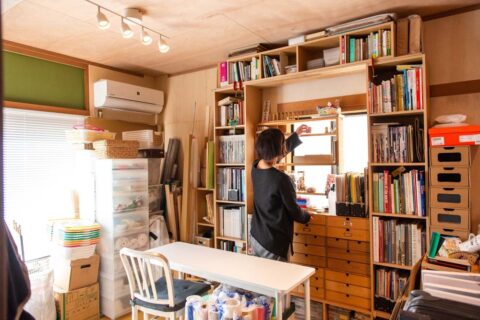 戸建てリノベーション、しあわせな家、アトリエ、ラワン合板、ベニヤ、断熱材