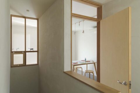戸建てリノベーション、+Marchitects(プラスエム・アーキテクツ)、室内窓、吹き抜け、アトリエ