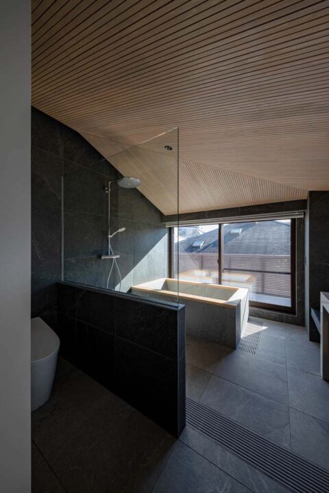 戸建てリノベーション、エキップ(equip)、浴室、羽目板仕上げ天井