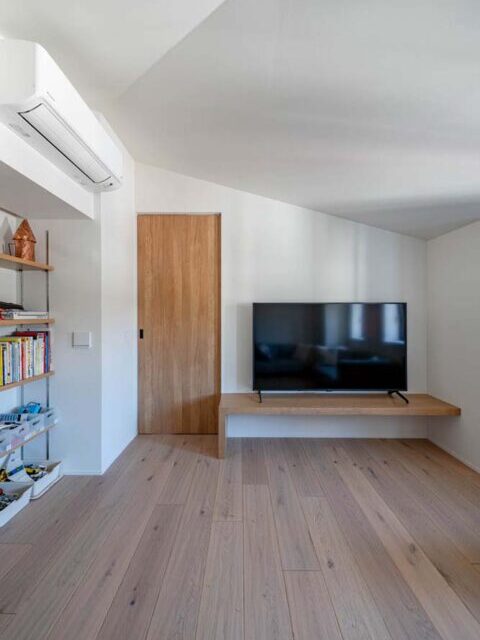 戸建てリノベーション、エキップ(equip)、ファミリールーム、勾配天井