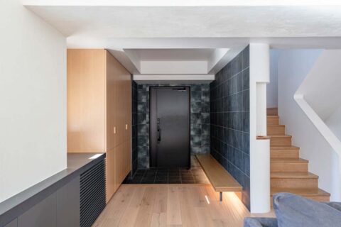 戸建てリノベーション、エキップ(equip)、玄関ホール、タイル壁、ベンチ