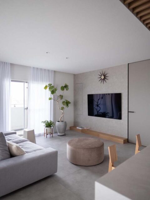 マンションリノベーション、CLOCK(クロック)、モルタル調、グレー、壁掛けテレビ