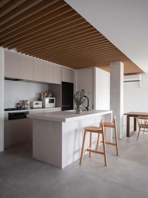 マンションリノベーション、CLOCK(クロック)、フラットカウンター、ルーバー天井、II型キッチン