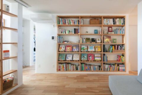 戸建てリノベーション、住工房、本棚、造作家具、リビング