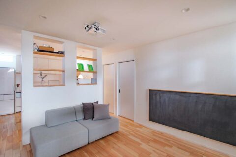 戸建てリノベーション、住工房、黒板壁、オリジナルソファ、飾り棚