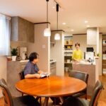 「しあわせな家」の「倉庫だった1階を親世帯のための快適な居住空間に。自分たちらしい二世帯リノベ」