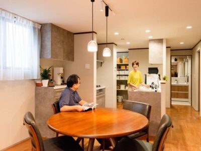 「しあわせな家」の「倉庫だった1階を親世帯のための快適な居住空間に。自分たちらしい二世帯リノベ」