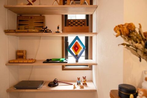 戸建リノベーション、しあわせな家、子世帯、造作オープンラック、可動式棚